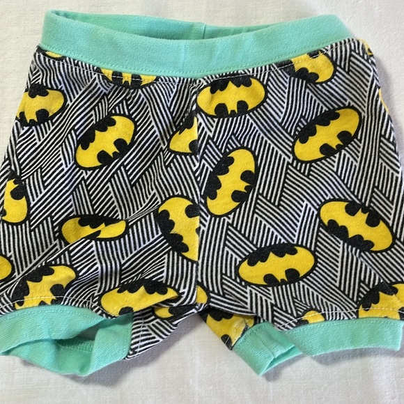 0-3M Supergirl and Batman shorts - Picture 5 of 7